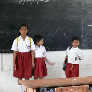 ADRA Školní potřeby - místo svetru se sobem darujte pomoc dětem v nouzi ADRA